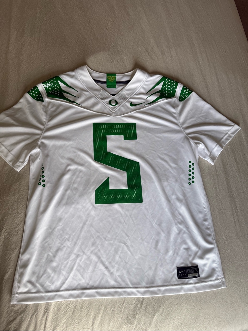 Nike Men’s White & Green Oregon Ducks Football Jersey